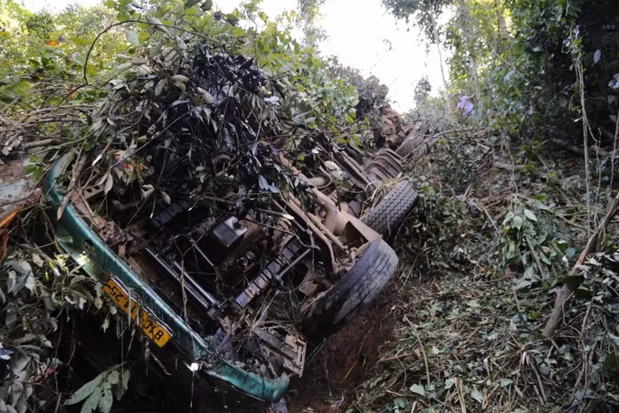  Tai nạn thảm khốc làm 6 người chết ở Gia Lai: Rạng sáng 9/2/2022, xe tải BKS 81C-111.25 do tài xế Huỳnh Đức Nguyên (SN 1983, thường trú phường Chi Lăng, TP Pleiku, tỉnh Gia Lai) điều khiển đi từ xã Hà Đông ra xã Đắk Sơ Mei (cùng huyện Đắk Đoa). Trong lúc lưu thông, xe tải bất ngờ lao xuống vực sâu khoảng 70m . Vụ tai nạn khiến 6 người chết, 3 người bị thương.