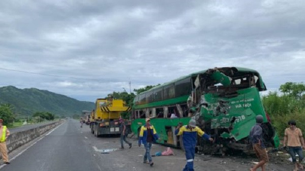  11 người thương vong trong vụ TNGT ở Khánh Hòa: Khoảng 23h ngày 11/7, xe tải KBS 72C-128.22 do Đỗ Tiên Điệp (1994, Nam Định) điều khiển hướng Nam - Bắc, đến Km 1378+900 QL1 thuộc xã Vạn Phước, Vạn Ninh, Khánh Hòa tông vào phía sau xe khách BKS 30Z-7978 do Phạm Xuân Cang (SN 1971, Vạn Ninh) điều khiển cùng chiều. Hậu quả, làm 3 người chết và 8 người khác bị thương. Nguyên nhân ban đầu được xác định là do lái xe tải thiếu quan sát, không làm chủ tốc độ dẫn đến tai nạn.