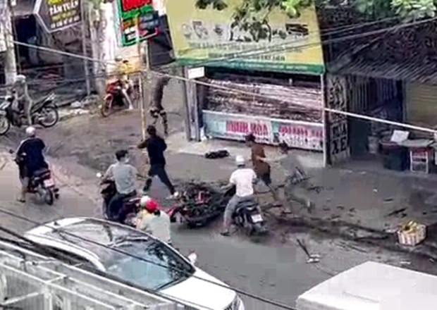 Trước đó, giữa hai nhóm xảy ra mâu thuẫn khi va chạm giao thông tại khu vực trên. Sau đó, hai bên lời qua tiếng lại dẫn đến mâu thuẫn. Không lâu sau đó, nhóm 3 đối tượng mang theo hung khí chạy đi tìm đối phương và gây ra vụ việc trên. Công an thành phố Thuận An đã trích xuất camera và xác định được đối tượng liên quan, tiến hành truy bắt.