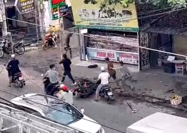 Trước đó, giữa hai nhóm xảy ra mâu thuẫn khi va chạm giao thông tại khu vực trên. Sau đó, hai bên lời qua tiếng lại dẫn đến mâu thuẫn. Không lâu sau đó, nhóm 3 đối tượng mang theo hung khí chạy đi tìm đối phương và gây ra vụ việc trên. Công an thành phố Thuận An đã trích xuất camera và xác định được đối tượng liên quan, tiến hành truy bắt.