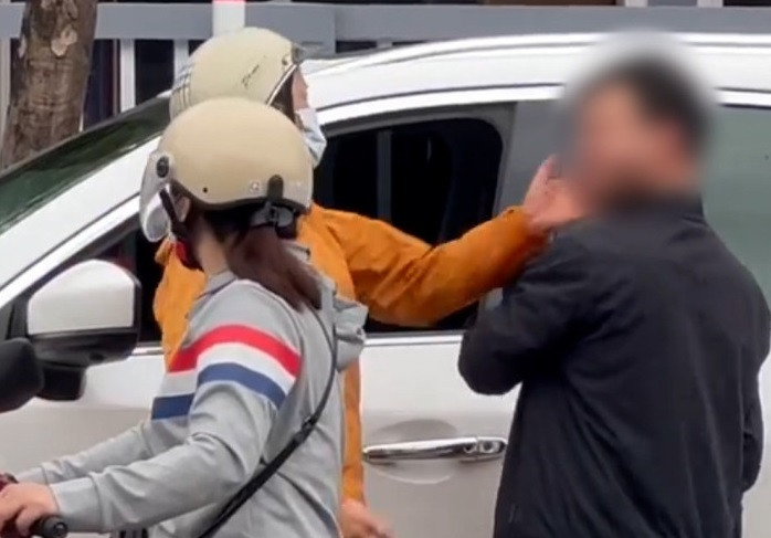  Người phụ nữ ở Hải Dương tát tài xế ô tô sau va chạm giao thông: Khoảng 10h30 ngày 13/2, tại ngã tư Hoàng Hoa Thám - Nguyễn Trãi (phường Nguyễn Trãi, TP Hải Dương), một người phụ nữ có biểu hiện mất bình tĩnh đã chửi bới, tát liên tục vào mặt một người đàn ông điểu khiển xe ô tô. Nam tài xế tỏ ra nhẫn nhịn, cam chịu và không có phản kháng.