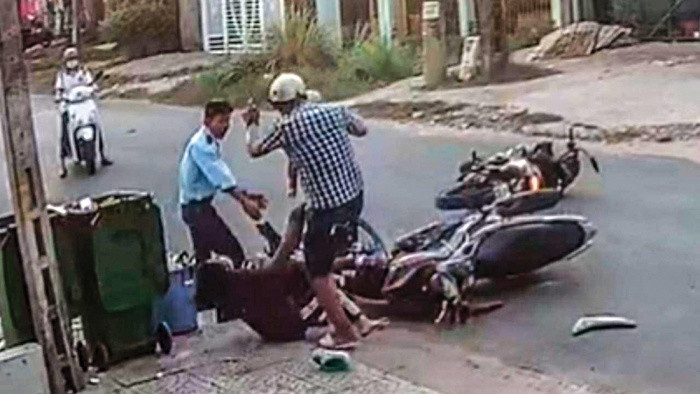 Đây chỉ là một số vụ việc mới đây liên quan đến va chạm giao thông nhưng cho thấy giải quyết mâu thuẫn bằng bạo lực đang gia tăng và nghiêm trọng. Ngoài xử lý nghiêm các vụ việc theo quy định pháp luật, giải pháp từ gốc vẫn là văn hóa tham gia giao thông, ứng xử giữa người tham gia giao thông với nhau. Mọi người cần tuân thủ nghiêm luật giao thông đường bộ, phải biết kiềm chế, ứng xử văn minh để tránh những vụ việc đáng tiếc xảy ra. (Ảnh minh họa) 