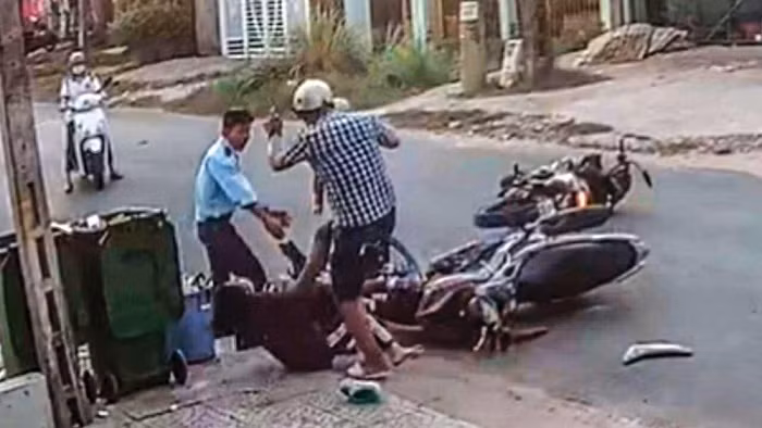 Đây chỉ là một số vụ việc mới đây liên quan đến va chạm giao thông nhưng cho thấy giải quyết mâu thuẫn bằng bạo lực đang gia tăng và nghiêm trọng. Ngoài xử lý nghiêm các vụ việc theo quy định pháp luật, giải pháp từ gốc vẫn là văn hóa tham gia giao thông, ứng xử giữa người tham gia giao thông với nhau. Mọi người cần tuân thủ nghiêm luật giao thông đường bộ, phải biết kiềm chế, ứng xử văn minh để tránh những vụ việc đáng tiếc xảy ra. (Ảnh minh họa) 