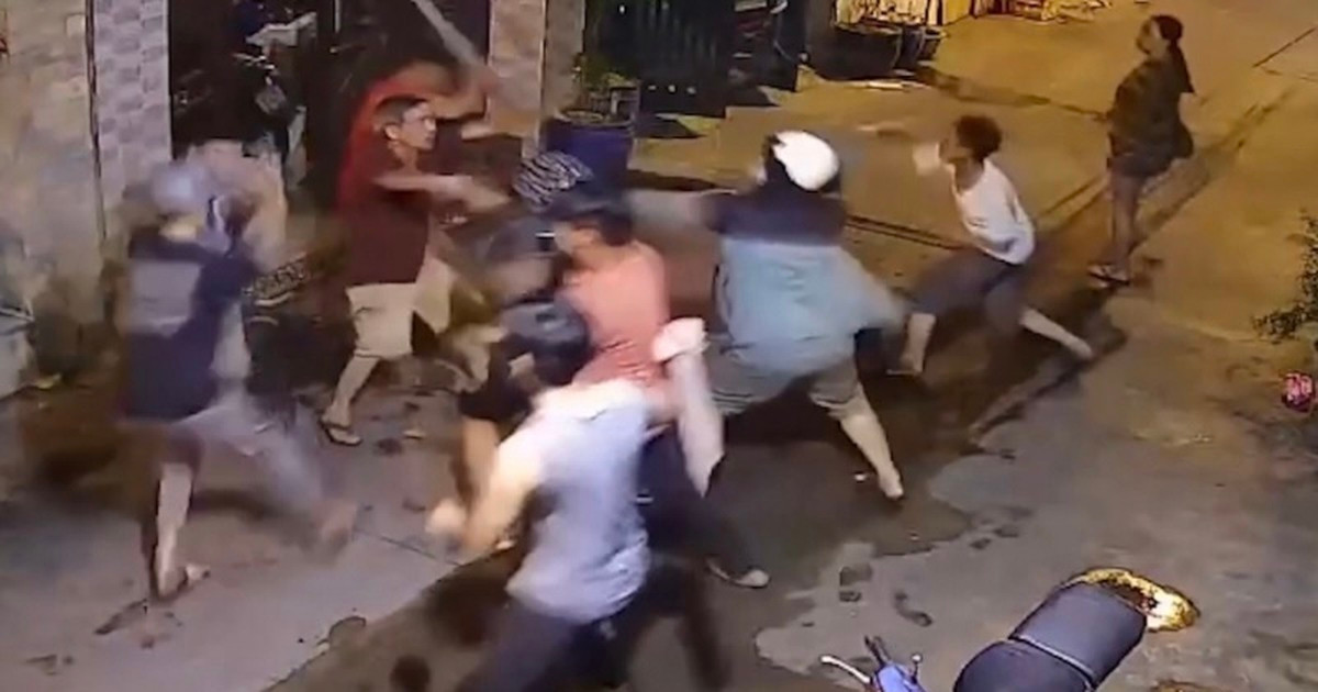  Nhóm thanh niên vác kiếm đánh nhau sau va chạm giao thông: Ngày 9/2, Công an huyện Sóc Sơn đã tạm giữ nhóm đối tượng Nguyễn Hồng Minh (SN 2000), Nguyễn Văn Dũng (SN 2001), Nguyễn Văn Hiến (SN 1994), Nguyễn Hồng Đoan (SN 1997), Nguyễn Ngọc Hà (SN 2000), cùng trú tại huyện Sóc Sơn (Hà Nội) để củng cố hồ sơ xử lý về hành vi gây rối trật tự công cộng. (Ảnh minh họa)