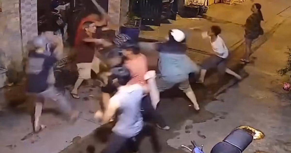  Nhóm thanh niên vác kiếm đánh nhau sau va chạm giao thông: Ngày 9/2, Công an huyện Sóc Sơn đã tạm giữ nhóm đối tượng Nguyễn Hồng Minh (SN 2000), Nguyễn Văn Dũng (SN 2001), Nguyễn Văn Hiến (SN 1994), Nguyễn Hồng Đoan (SN 1997), Nguyễn Ngọc Hà (SN 2000), cùng trú tại huyện Sóc Sơn (Hà Nội) để củng cố hồ sơ xử lý về hành vi gây rối trật tự công cộng. (Ảnh minh họa)