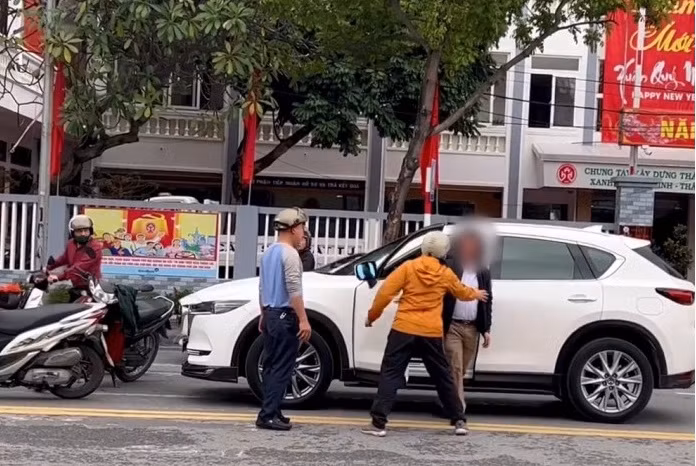 Trước đó, người phụ nữ trên đội mũ bảo hiểm, đeo khẩu trang, đi xe máy dừng đỗ tại đèn đỏ khu vực ngã tư Hoàng Hoa Thám - Nguyễn Trãi. Khi đó, người đàn ông điều khiển xe ô tô màu trắng, đi tới và có chạm nhẹ vào đuôi xe máy khiến người phụ nữ này phản ứng.