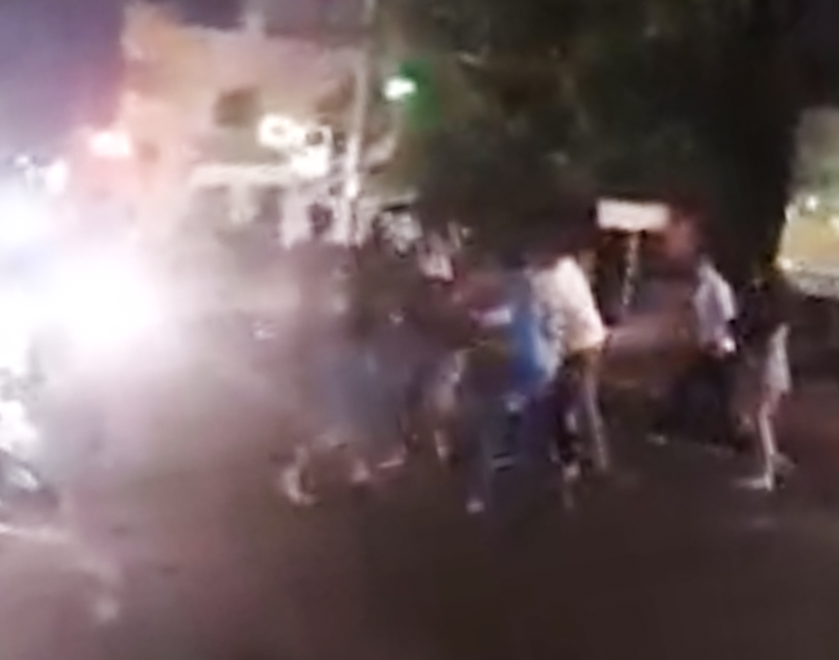 Trước đó, khoảng 16h30 ngày 5/2, nhóm của Minh mâu thuẫn với người đi đường trong khi tham gia giao thông. Khi đó, Nguyễn Văn Hoạt (SN 1988) ở gần đó tiến lại gần chửi bới rồi đấm đá Nguyễn Văn Dũng. Nhóm Dũng đã gọi Nguyễn Văn Hiến, Nguyễn Hồng Đoan, Hà, Minh nhặt viên gạch ở đường rồi cả nhóm xông vào đánh Hoạt. Hoạt về nhà lấy 1 thanh kiếm đánh nhau với nhóm của Minh. Hậu quả, cả hai nhóm đều có người bị thương được sơ cứu, điều trị tại bệnh viện. (Ảnh minh họa)