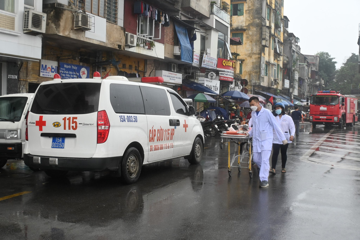 Xe cứu thương tại hiện trường vụ cháy.