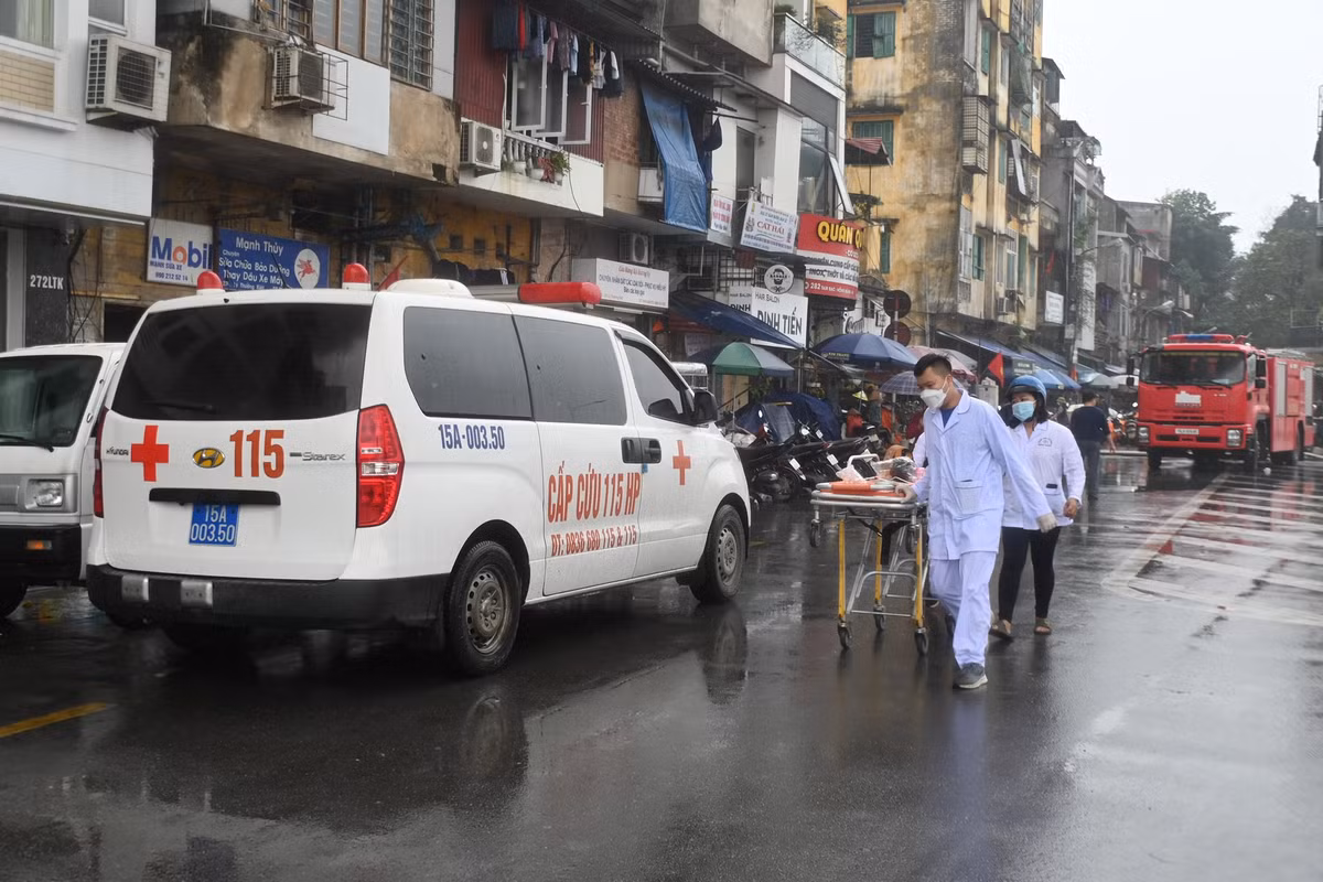 Xe cứu thương tại hiện trường vụ cháy.