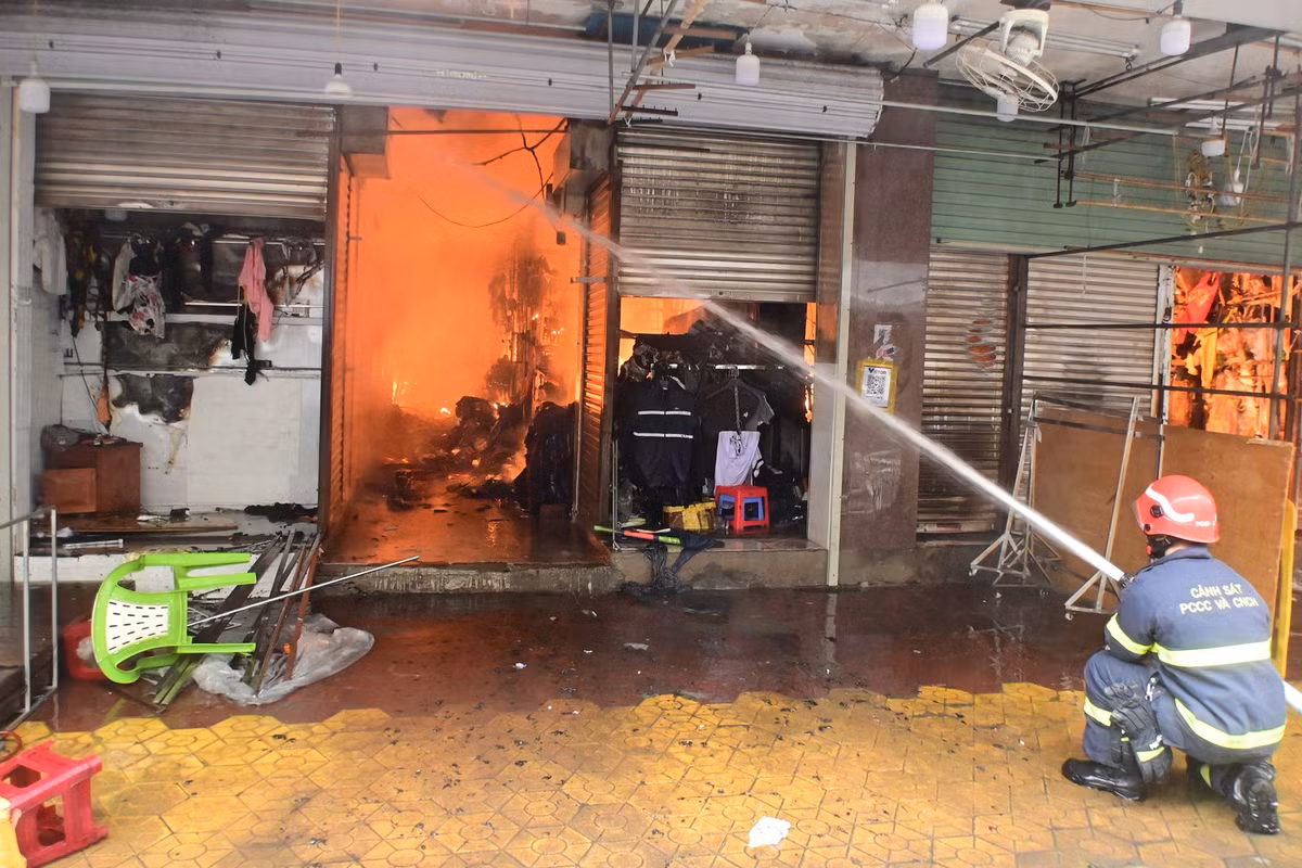 Lực lượng Cảnh sát PCCC và CNCH CATP và các lực lượng liên quan tiếp tục phun nước chống cháy lan và dập lửa.