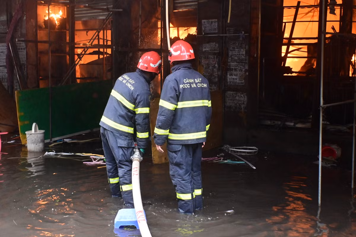 Thống kê ban đầu, không có thiệt hại về người. Theo một số tiểu thương, hàng hóa trong chợ rất lớn vì họ mới nhập mới về bán đầu vụ. Do đó, thiệt hại vụ cháy có thể lên đến nhiều tỷ đồng. 