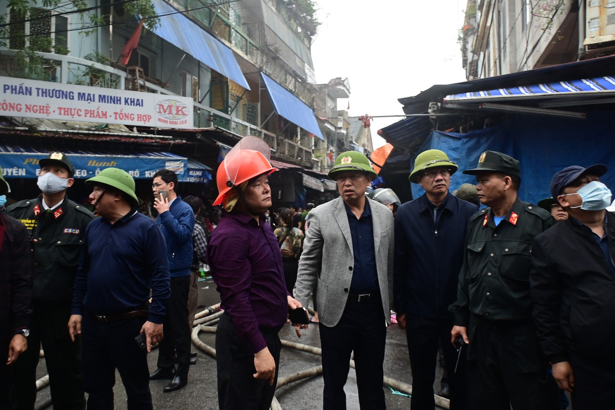 Ông Lê Anh Quân - Phó Chủ tịch Thường trực UBND TP Hải Phòng; Nguyễn Đức Thọ - Phó Chủ tịch UBND TP Hải Phòng, Hoàng Mình Cường - Phó Chủ tịch UBND TP Hải Phòng cùng Thiếu tướng Vũ Thanh Chương - Giám đốc Công an thành phố và các lãnh đạo CATP Hải Phòng, Bộ Chỉ huy Quân sự TP; lãnh đạo Văn phòng UBNDTP; Lãnh đạo quận Hồng Bàng đã trực tiếp đến hiện trường chỉ đạo chữa cháy. 