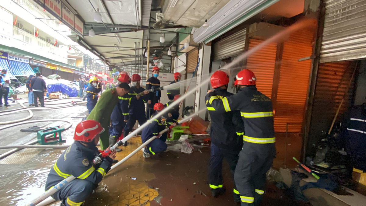 Đồng thời lực lượng cứu hộ khẩn trương phun nước, dập lửa.