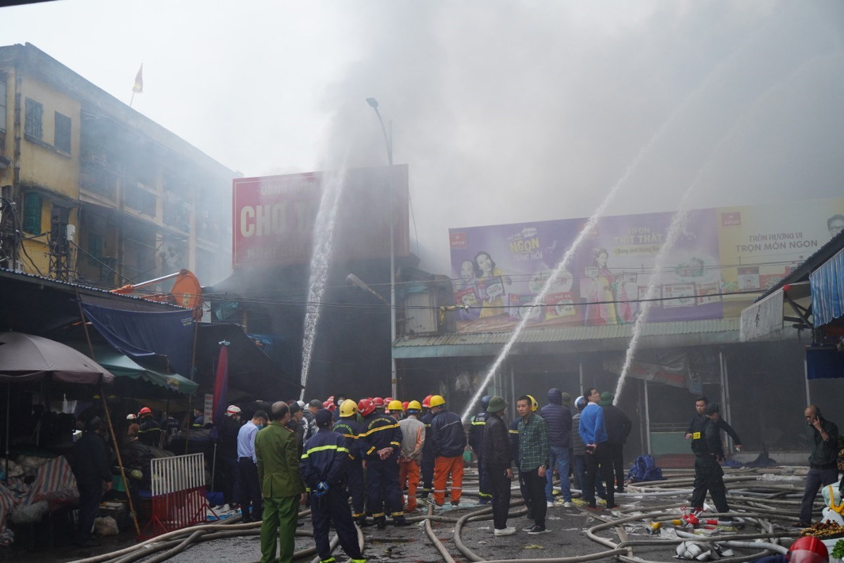 Ngay sau khi nhận được thông tin vụ cháy, các lực lượng chữa cháy gồm Phòng Cảnh sát PCCC&amp;CNCH - CATP, Công an quận Hồng Bàng, Công an các quận, huyện và lực lượng chữa cháy các tỉnh Thái Bình, Hải Dương và lực lượng chữa cháy các đơn vị, cơ sở, doanh nghiệp đã nhanh chóng điều động hơn 20 xe chữa cháy và hàng trăm cán bộ chiến sĩ đến hiện trường. (Ảnh: Đàm Thanh) 
