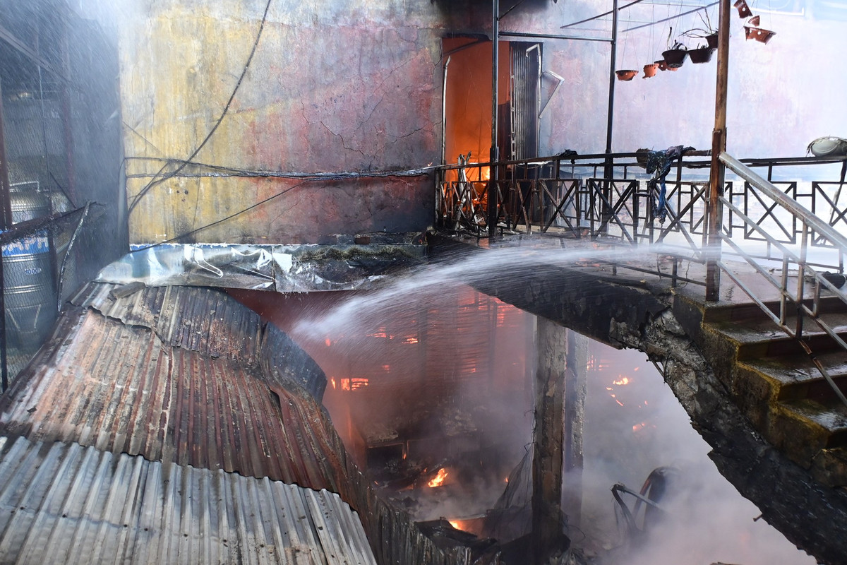 Đến 9h30 cùng ngày, đám cháy cơ bản được khống chế, không để cháy lan.