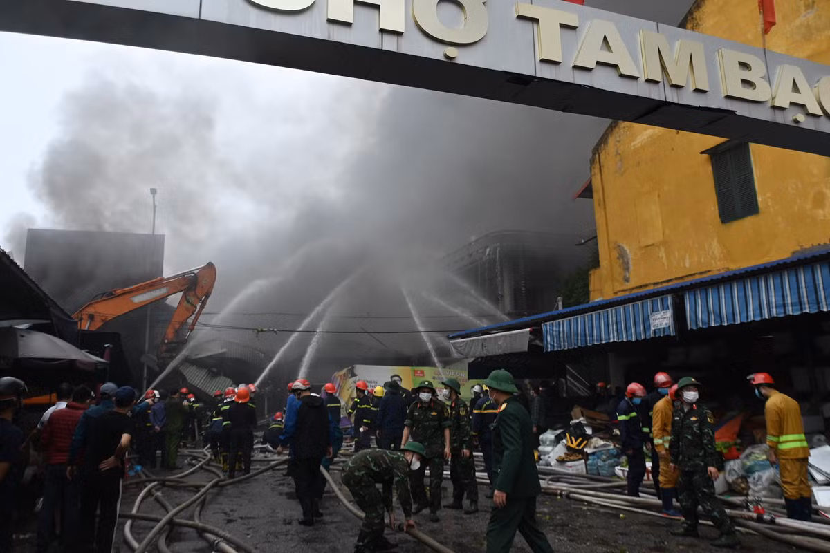 Lãnh đạo Thành phố Hải Phòng chỉ đạo trước mắt ưu tiên dập tắt hoàn toàn đám cháy; bảo đảm tuyệt đối an toàn cho lực lượng tham gia chữa cháy; tiếp tục rà soát xem có thiệt hại về người hay không. Sau đó, thống kê tài sản, ổn định đời sống cho các hộ dân kinh doanh trong chợ bị thiệt hại do cháy; khẩn trương điều tra nguyên nhân vụ cháy để có biện pháp xử lý. 