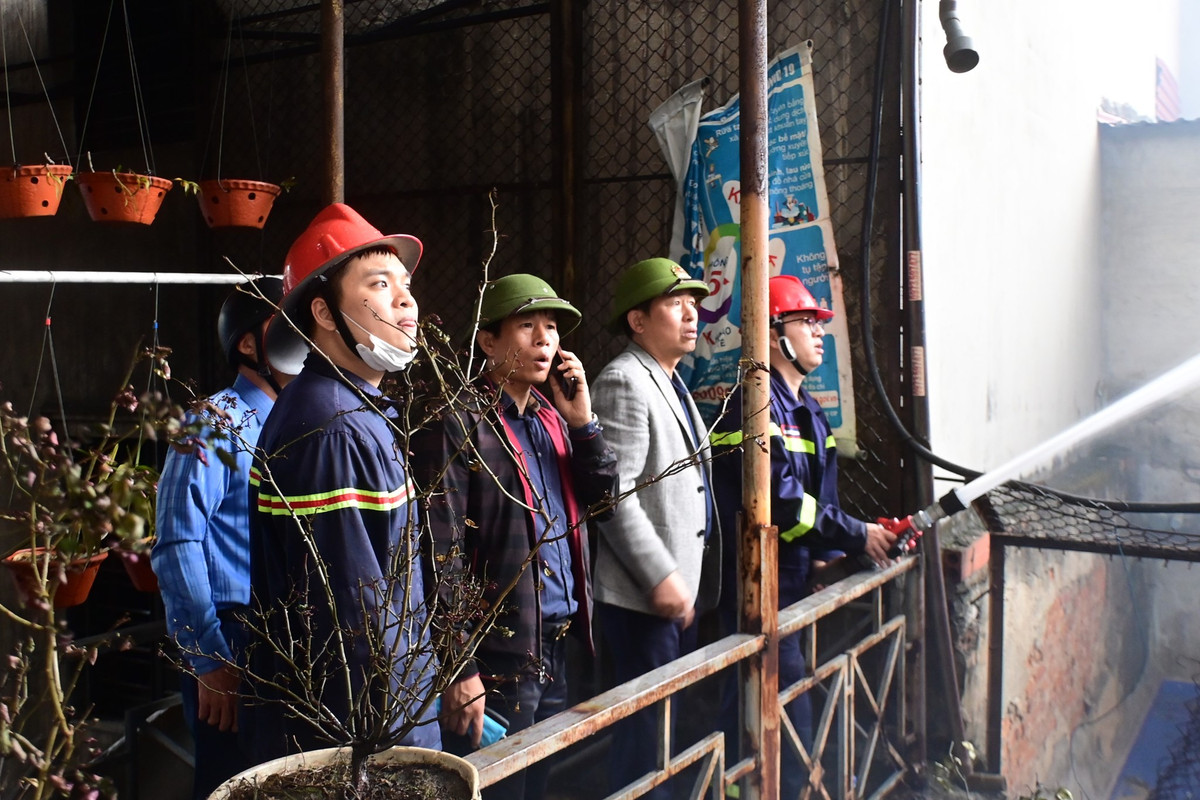 Thiếu tướng Vũ Thanh Chương - Giám đốc Công an thành phố và lãnh đạo CATP chỉ đạo tại hiện trường 