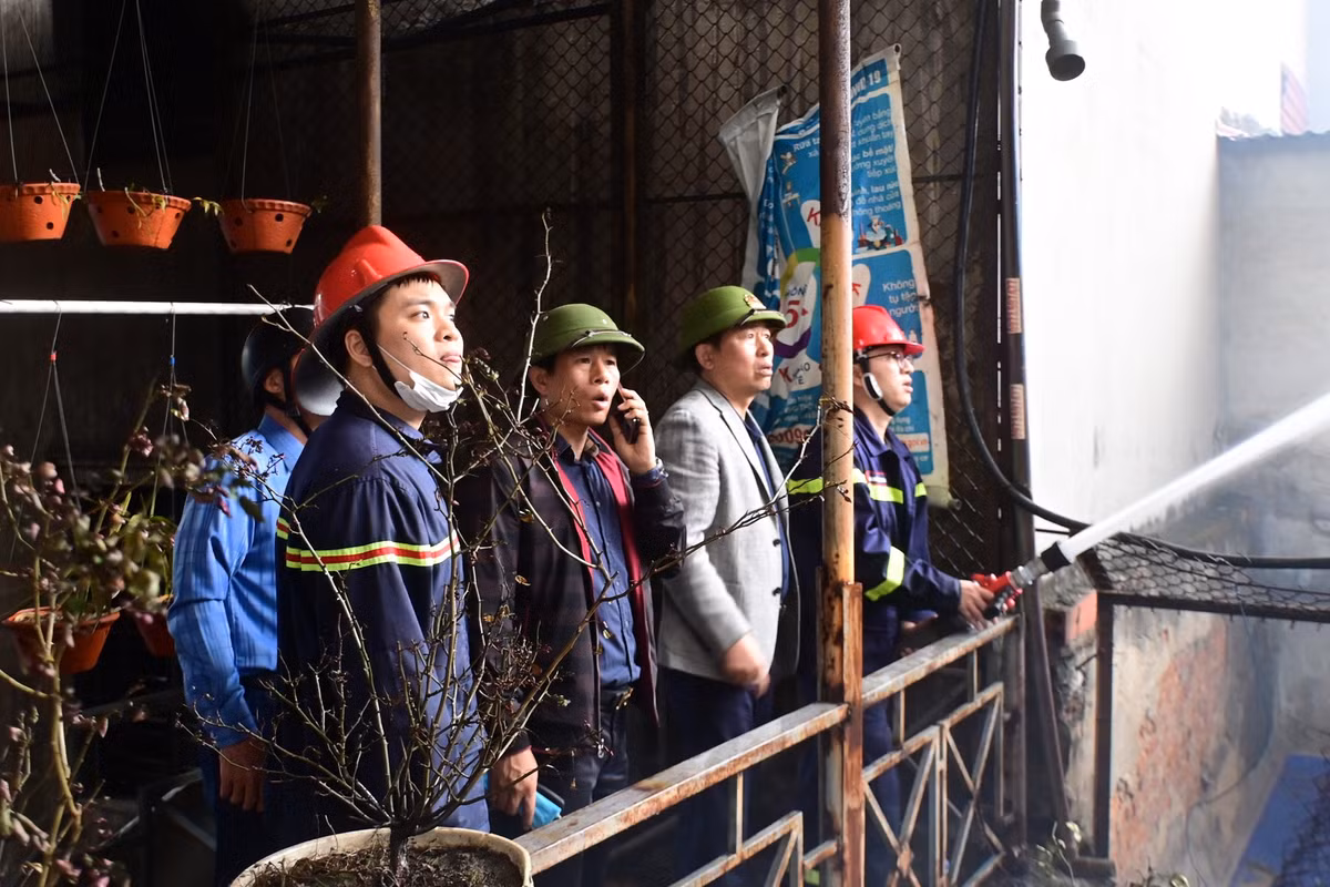 Thiếu tướng Vũ Thanh Chương - Giám đốc Công an thành phố và lãnh đạo CATP chỉ đạo tại hiện trường 