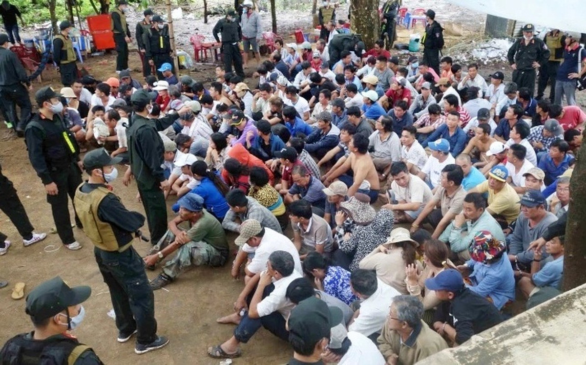  Phá sới bạc dưới hình thức đá gà của Út “gà”: Ngày 2/8/2020, Công an tỉnh An Giang phối hợp cùng tiểu đoàn 3, Trung đoàn cảnh sát cơ động Tây Nam Bộ, Bộ Công an triệt phá sới bạc quy mô lớn do Nguyễn Ngọc Thuận (tức “Út gà”, 51 tuổi, ngụ tại ấp Hà Bao 1, xã Đa Phước) cầm đầu, bắt giữ trên 150 người, thu giữ 500 triệu đồng tang vật. Đại tá Đinh Văn Nơi khi đó cho biết, sới bạc của Út Gà tiềm ẩn sự gia tăng của nhiều loại tội phạm khác như cho vay nặng lãi, cướp giật, trộm cắp và nhiều hệ lụy xã hội khác.