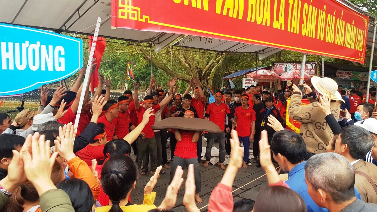 Trong khuôn khổ các hoạt động của Lễ hội mùa xuân Côn Sơn - Kiếp Bạc 2023, sáng 6/2 (16 tháng Giêng), tại sân đá trước Tam quan ngoại chùa Côn Sơn đã diễn ra Liên hoan pháo đất tỉnh Hải Dương lần thứ X.