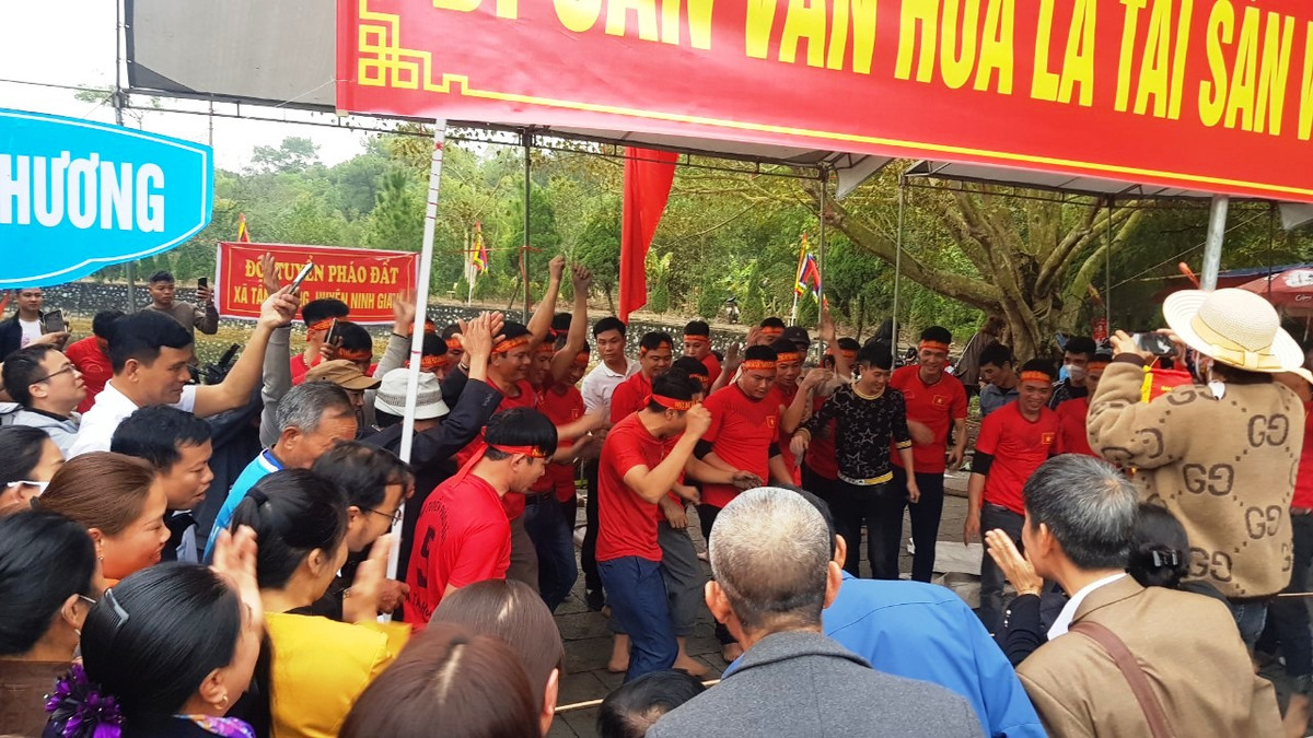 Pháo đất là trò chơi dân gian có từ lâu đời ở vùng đồng bằng Bắc Bộ còn bảo lưu và trao truyền qua nhiều thế hệ tại nhiều xã của các huyện Ninh Giang, Tứ Kỳ, Gia Lộc tỉnh Hải Dương. 