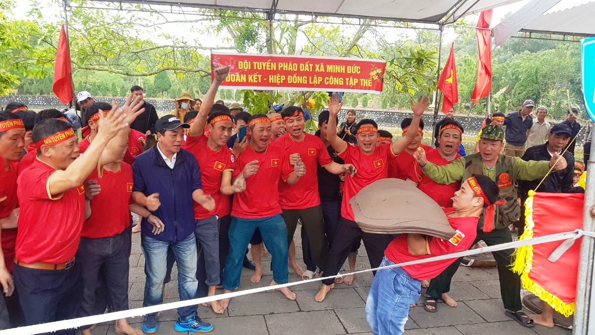 Theo truyền thuyết, trong trận đánh năm 1288, nhân dân ném đất xuống khúc Sông Hóa tiếp giáp với các tỉnh Hải Dương, Hải Phòng, Thái Bình để cứu con Voi của Hưng Đạo Đại Vương Trần Quốc Tuấn. Từ đó, khi nông nhàn, nhân dân thường tụ tập diễn lại cảnh này và dần dần hình thành nên trò chơi Pháo đất. 