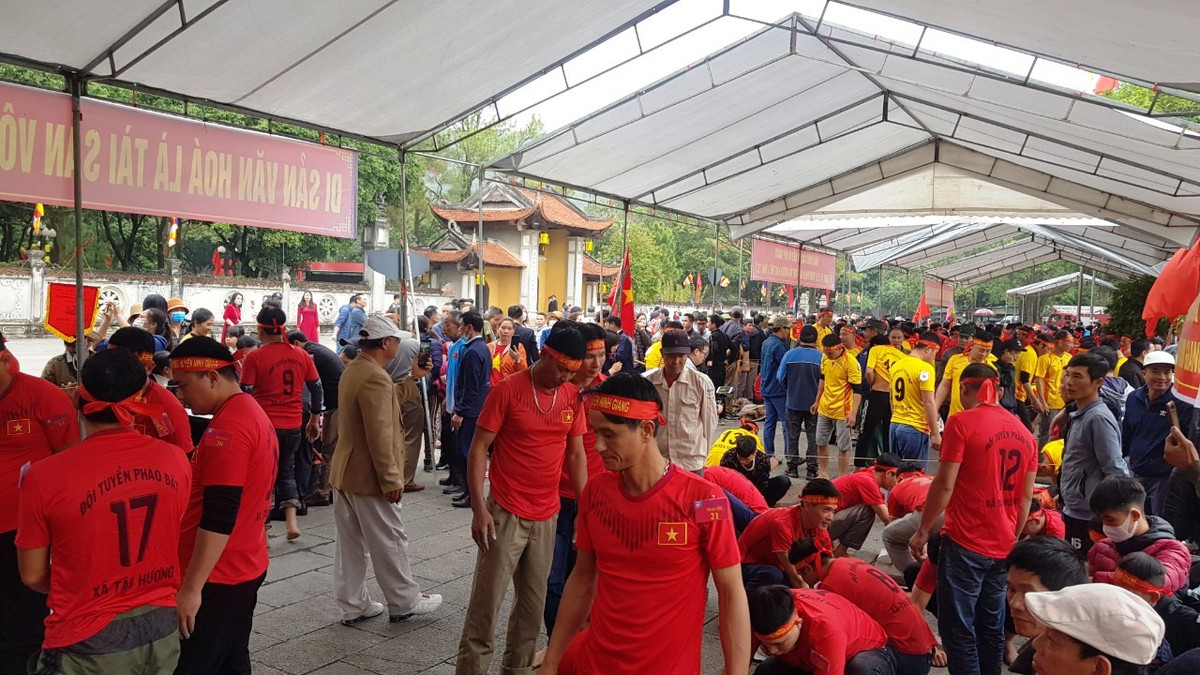 Khu vực diễn ra liên hoan pháo đất đông kín du khách.