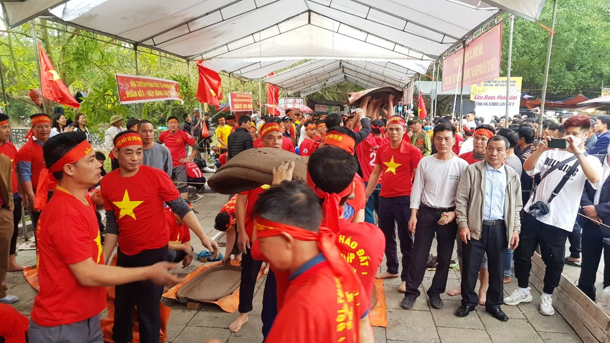 Mỗi khi các đội gieo pháo đều thu hút sự chú ý của du khách thập phương.