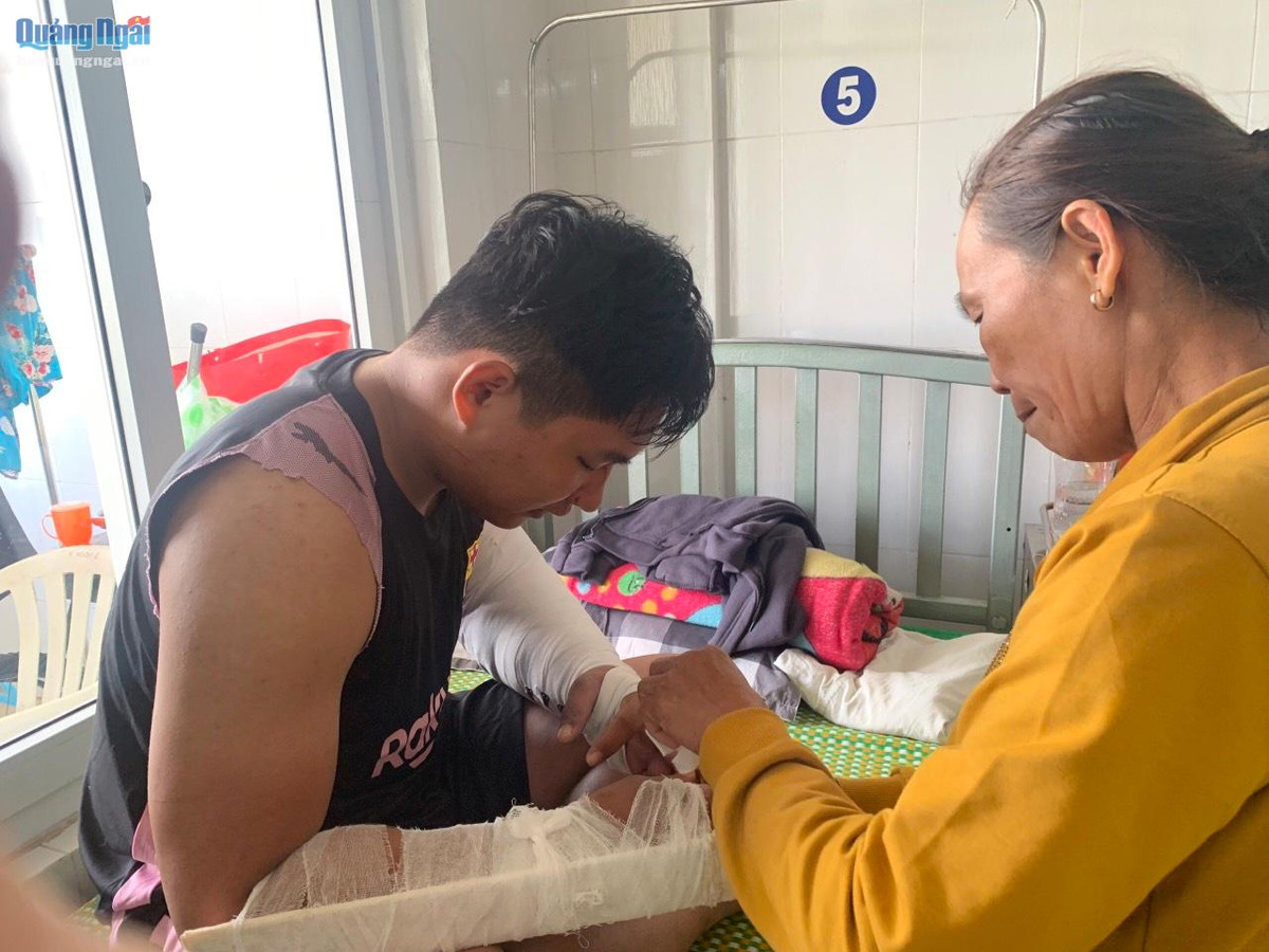 Tạm giữ người đàn ông đánh nam shipper gãy 2 tay, vai trò của người vợ? Tam giu nguoi dan ong danh nam shipper gay 2 tay, vai tro cua nguoi vo?