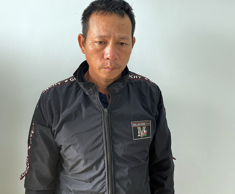 Tạm giữ người đàn ông đánh nam shipper gãy 2 tay, vai trò của người vợ? - Hình 2 Tam giu nguoi dan ong danh nam shipper gay 2 tay, vai tro cua nguoi vo?-Hinh-2