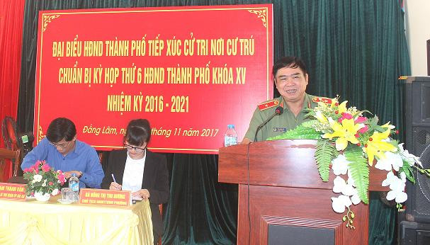 Sau khi nghỉ hưu, thiếu tướng Đỗ Hữu Ca vẫn đưa ra nhiều ý kiến phân tích, bình luận các vụ án nóng xảy ra trên địa bàn TP Hải Phòng. Tháng 7/2019, trao đổi với báo chí về đường dây đánh bạc qua mạng tại khu đô thị Our City, thiếu tướng Đỗ Hữu Ca nói rằng: “Với bất kỳ vụ án nào, từ lúc phát hiện cho đến khi kết thúc đều có quá trình để thực hiện các biện pháp nghiệp vụ. Khi nào nắm được chắc rồi mới phá án vì có yếu tố nhạy cảm”. Trước những nghi vấn về việc đường dây đánh bạc tồn tại lâu năm, từ thời ông Ca còn đứng đầu lực lượng công an Hải Phòng, vị tướng về hưu trả lời ngắn: "Tôi không quan tâm dư luận nói gì".