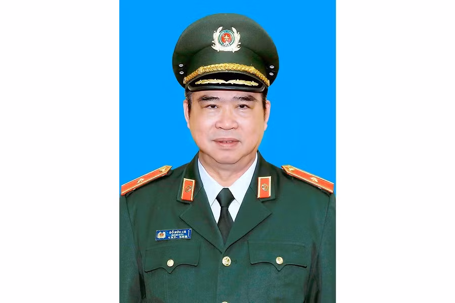 Thiếu tướng Đỗ Hữu Ca sinh ngày 23/11/1958, quê ở xã Kênh Giang, huyện Thủy Nguyên, TP Hải Phòng. Ông Ca có trình độ chuyên môn: Đại học An ninh, Đại học Ngoại thương, Đại học Báo chí, Đại học Luật.