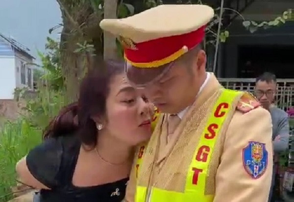 Nguoi phu nu lang ma, doi “hon CSGT den chet“…co bi truy cuu TNHS?