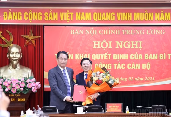  Phó Trưởng Ban Nội chính Trung ương Đặng Văn Dũng: Ngày 2/2, Ban Nội chính Trung ương tổ chức Hội nghị công bố Quyết định của Ban Bí thư bổ nhiệm ông Đặng Văn Dũng - Trợ lý Trưởng Ban Nội chính Trung ương Phan Đình Trạc giữ chức Phó Trưởng Ban Nội chính Trung ương. Ông Đặng Văn Dũng, sinh năm 1972, trình độ Cử nhân luật, Kỹ sư kinh tế. Ông Dũng từng trải qua các chức vụ Phó Vụ trưởng vụ Phòng, chống tham nhũng; Phó Vụ trưởng, Vụ trưởng vụ Theo dõi xử lý các vụ án, vụ việc; Thư ký Phó trưởng Ban, Phó trưởng Ban thường trực và Thư ký, Trợ lý Trưởng ban Nội chính Trung ương. (Ảnh: Nội chính)