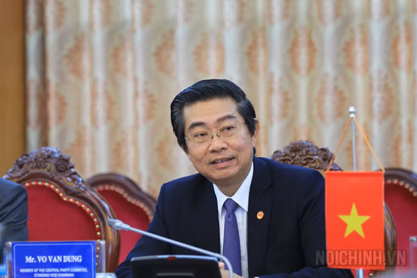 Phó Trưởng ban Thường trực Ban Nội chính Trung ương Võ Văn Dũng: Ông Võ Văn Dũng (SN 1960, quê Bạc Liêu) có trình độ cử nhân luật. Ông Dũng hiện là Ủy viên Trung ương Đảng, Phó Trưởng ban Thường trực Ban Nội chính Trung ương, Ủy viên Ban Chỉ đạo Trung ương về phòng, chống tham nhũng.