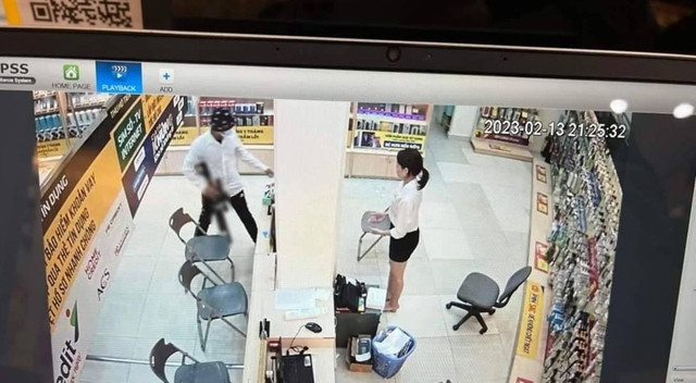 Đã bắt được nghi phạm dùng súng cướp tại Thế giới di động - Hình 2 Da bat duoc nghi pham dung sung cuop tai The gioi di dong-Hinh-2