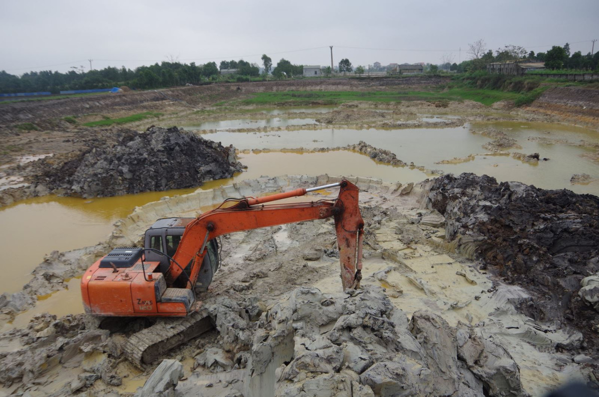 Hưng Yên: Kiểm tra lúc 0h, bắt quả tang khai thác đất trái phép Hung Yen: Kiem tra luc 0h, bat qua tang khai thac dat trai phep