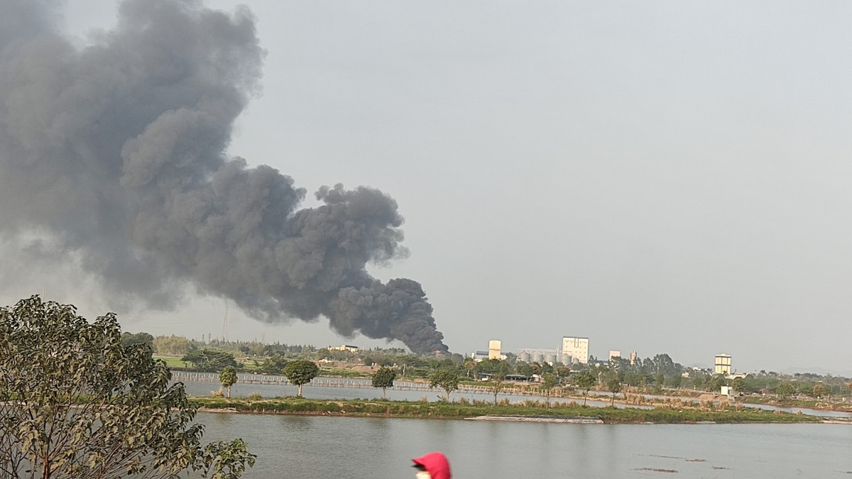 Tuy nhiên, thời điểm xảy ra vụ cháy, do khu vực xảy ra cháy có hóa chất, chất dễ cháy nên ngọn lửa nhanh chóng bùng phát dữ dội kèm theo nhiều tiếng nổ lớn. Vụ cháy khiến cột khói đen bốc cao cả trăm mét, có mùi khét.