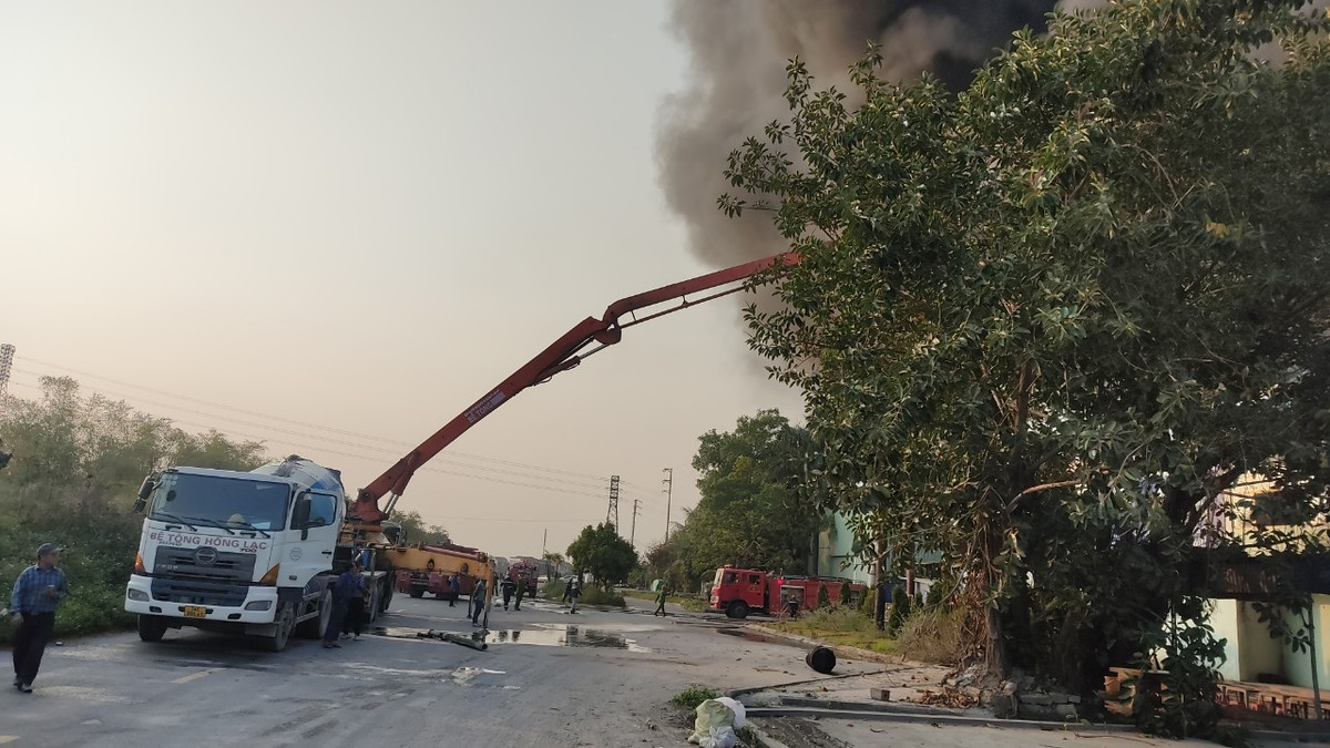 Đến 17h30 cùng ngày, lực lượng chữa cháy đã tiếp cận đám cháy, từng bước khống chế ngọn lửa để chống cháy lan sang khu vực nhà làm việc, xưởng sản xuất của doanh nghiệp khác.
