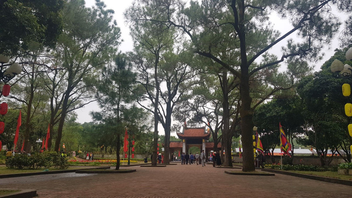 Vị tổ Thiền phái Phật giáo Trúc Lâm - Huyền Quang Tôn giả tên thật là Lý Đạo Tái, sinh tháng Giêng, năm Giáp Dần, niên hiệu Nguyên Phong thứ 4, tức năm 1254 đời vua Trần Thái Tông, nguyên quán tại hương Vạn Tư, nay thuộc xã Thái Bảo, huyện Gia Bình, tỉnh Bắc Ninh. Đương thời, Huyền Quang là một trong những trí thức tài năng, nổi tiếng thơ văn, đỗ Tiến sĩ từ năm 21 tuổi, từng làm quan tại Viện Hàn lâm. Song, cũng như vua Trần Nhân Tông, Ông đã từ bỏ chốn quan trường, quyết chí tu hành, học đạo, được Điều Ngự Giác Hoàng Trần Nhân Tông giao chuyên tâm biên soạn kinh sách về Phật học.