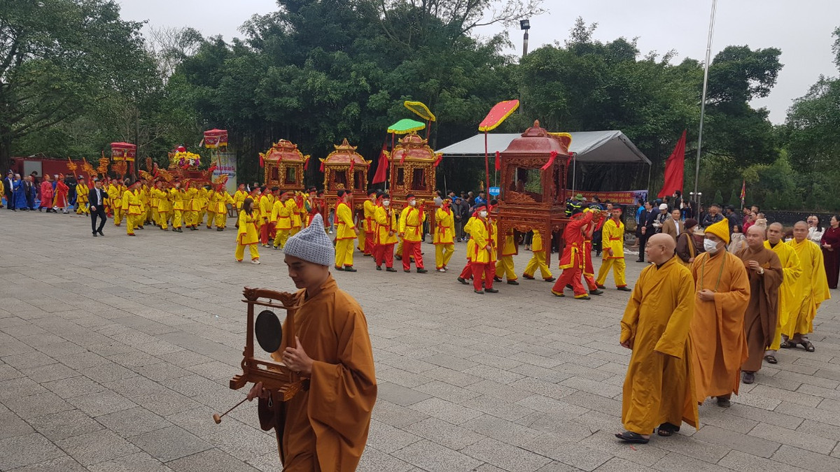Đoàn rước gồm phường bát âm, đội rồng, cờ hội, lọng, bát bửu, chấp kích, kiệu ba vị Tam tổ Trúc Lâm, lễ chay, lễ mặn, bình thủy, hương, hoa… đi trong tiếng nhạc Lưu thủy hành vân tiến đến bờ hồ Côn Sơn. Bình thủy được trang trọng chuyển xuống thuyền rồng chầm chậm tiến ra giữa hồ xin nước. Dưới màn pháo bông rực rỡ, các nhà sư làm lễ dâng hương, kính cáo thần linh, đăng đàn cầu nước.