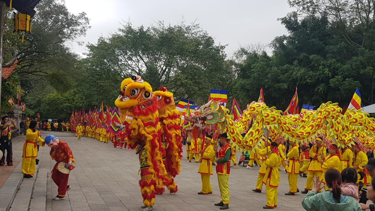 Nguồn nước tinh khiết xin từ vòng sinh khí được đựng trong bình thủy và rước lên kiệu chuyển về chùa.