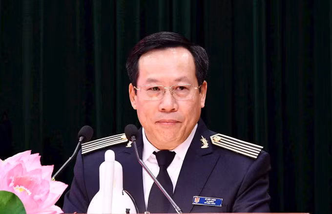  Thứ trưởng Y tế Lê Đức Luận: Ngày 3/2/2023, Thủ tướng Chính phủ Phạm Minh Chính vừa ký quyết định điều động, bổ nhiệm ông Lê Đức Luận - Vụ trưởng Vụ Chế độ và Kiểm soát chất lượng kiểm toán thuộc Kiểm toán Nhà nước - giữ chức Thứ trưởng Bộ Y tế. Thứ trưởng Y tế Lê Đức Luận 55 tuổi, quê Yên Bái, trình độ tiến sĩ.