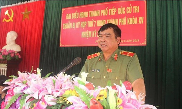 Theo thông báo của cơ quan An ninh điều tra Công an tỉnh Quảng Ninh, đơn vị này đã ra lệnh giữ người trong trường hợp khẩn cấp, khám xét khẩn cấp chỗ ở và ra lệnh tạm giữ đối với thiếu tướng Đỗ Hữu Ca - nguyên Giám đốc Công an TP Hải Phòng về hành vi lừa “đảo chiếm đoạt tài sản”, quy định tại Điều 174 BLHS.