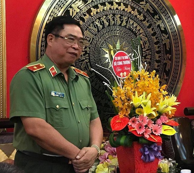 Như Tri thức và Cuộc sống đưa tin, ngày 18/2, lực lượng Công an tỉnh Quảng Ninh đã thực hiện lệnh tạm giữ đối với Thiếu tướng Đỗ Hữu Ca (SN 1958), nguyên Giám đốc Công an TP Hải Phòng, để xác minh, làm rõ một số vấn đề có liên quan đến vụ án “Trốn thuế, Mua bán trái phép hoá đơn, chứng từ thu nộp ngân sách Nhà nước” xảy ra tại Quảng Ninh và Hải Phòng.