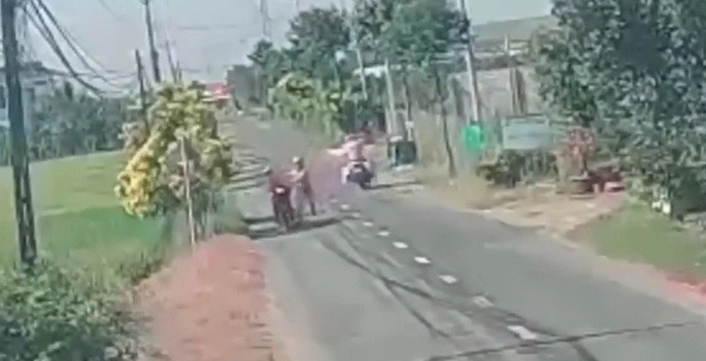 Chiều 31/10/2022, trên mạng xã hội đăng clip 2 CSGT đi xe mô tô chuyên dụng truy đuổi một người chạy xe máy không đội mũ bảo hiểm trên đường tỉnh 833, đoạn đi qua khu vực Ấp 2, xã Tân Bình, huyện Tân Trụ. Khi xe CSGT đuổi kịp thì nam thanh niên không dừng lại mà quay xe tiếp tục bỏ chạy. Lúc này, một CSGT nhảy xuống xe đuổi theo và dùng dùi cui đánh nhiều cái cho đến khi người này lạc tay lái xuống ruộng ven đường.