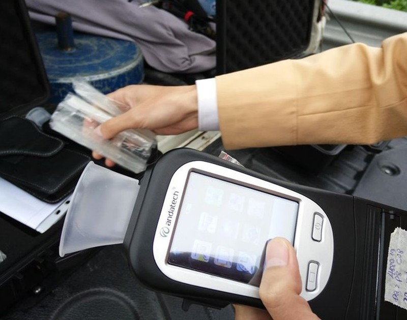 Cơ quan Cảnh sát điều tra Công an tỉnh Hải Dương đang tiếp tục điều tra vụ án để xử lý nghiêm các tổ chức, cá nhân liên quan theo đúng quy định của Đảng, của pháp luật và của ngành Công an với quan điểm “không có vùng cấm, không có ngoại lệ, bất kể người đó là ai”. Tuy nhiên, do đang trong giai đoạn điều tra nên hành vi của các bị can chưa được thông tin cụ thể. Sai phạm được cho xảy ra trong quá trình kiểm tra, do nồng độ cồn các lái xe ngày 4/2 tại TP Chí Linh. (Ảnh minh họa)