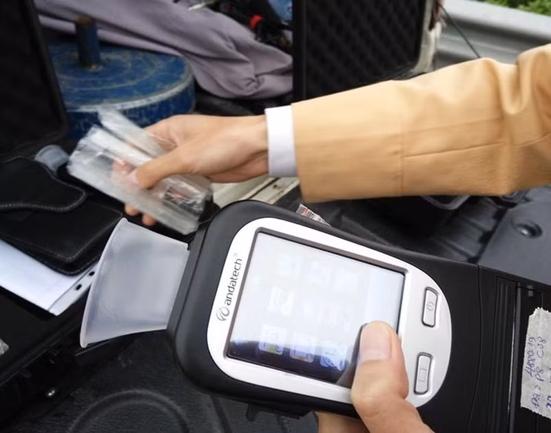 Cơ quan Cảnh sát điều tra Công an tỉnh Hải Dương đang tiếp tục điều tra vụ án để xử lý nghiêm các tổ chức, cá nhân liên quan theo đúng quy định của Đảng, của pháp luật và của ngành Công an với quan điểm “không có vùng cấm, không có ngoại lệ, bất kể người đó là ai”. Tuy nhiên, do đang trong giai đoạn điều tra nên hành vi của các bị can chưa được thông tin cụ thể. Sai phạm được cho xảy ra trong quá trình kiểm tra, do nồng độ cồn các lái xe ngày 4/2 tại TP Chí Linh. (Ảnh minh họa)