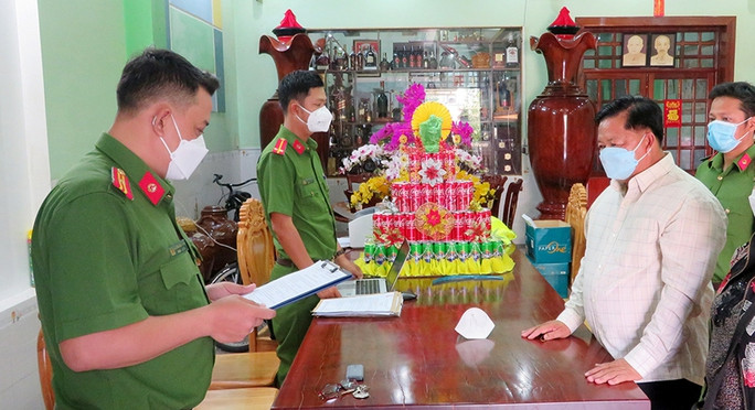  Nhiều cựu CSGT An Giang bị khởi tố: Ngày 15/7/2022, Công an tỉnh An Giang khởi tố Nguyễn Hữu Ân - nguyên Phó Đội trưởng Đội Đăng ký và Võ Chí Linh- nguyên cán bộ Đội Đăng ký để điều tra về hành vi lợi dụng chức vụ, quyền hạn trong khi thi hành công vụ. Cả 2 bị khởi tố do có liên quan đến vụ can thiệp vào phần mềm để cấp biển số xe đẹp. Trước đó, ngày 7/4/2022, cơ quan điều tra khởi tố bị can, bắt tạm giam Nguyễn Bá Quận, nguyên Trưởng Phòng CSGT. 