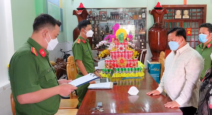  Nhiều cựu CSGT An Giang bị khởi tố: Ngày 15/7/2022, Công an tỉnh An Giang khởi tố Nguyễn Hữu Ân - nguyên Phó Đội trưởng Đội Đăng ký và Võ Chí Linh- nguyên cán bộ Đội Đăng ký để điều tra về hành vi lợi dụng chức vụ, quyền hạn trong khi thi hành công vụ. Cả 2 bị khởi tố do có liên quan đến vụ can thiệp vào phần mềm để cấp biển số xe đẹp. Trước đó, ngày 7/4/2022, cơ quan điều tra khởi tố bị can, bắt tạm giam Nguyễn Bá Quận, nguyên Trưởng Phòng CSGT. 